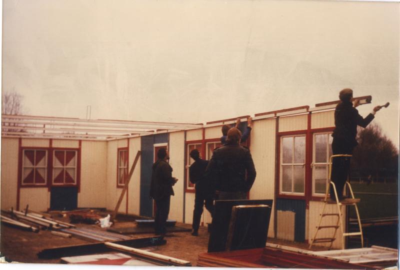 sloop oud onderkomen en herbouw het noodgebouw 12-3-81